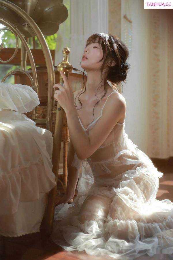佘贝拉  [XiuRen]高清写真图 2025.09.24 No.10799 佘贝拉Bella 连衣短裙第31张图片
